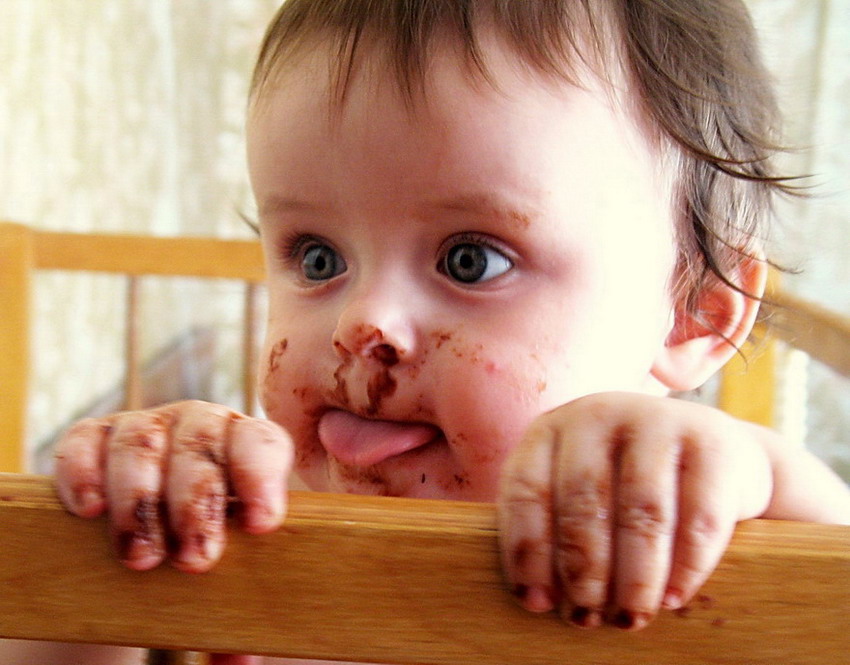 Слизать ребенка. Дети испачканные в шоколаде. Ребенок измазанный шоколадом. Ребенок испачкался в шоколаде.